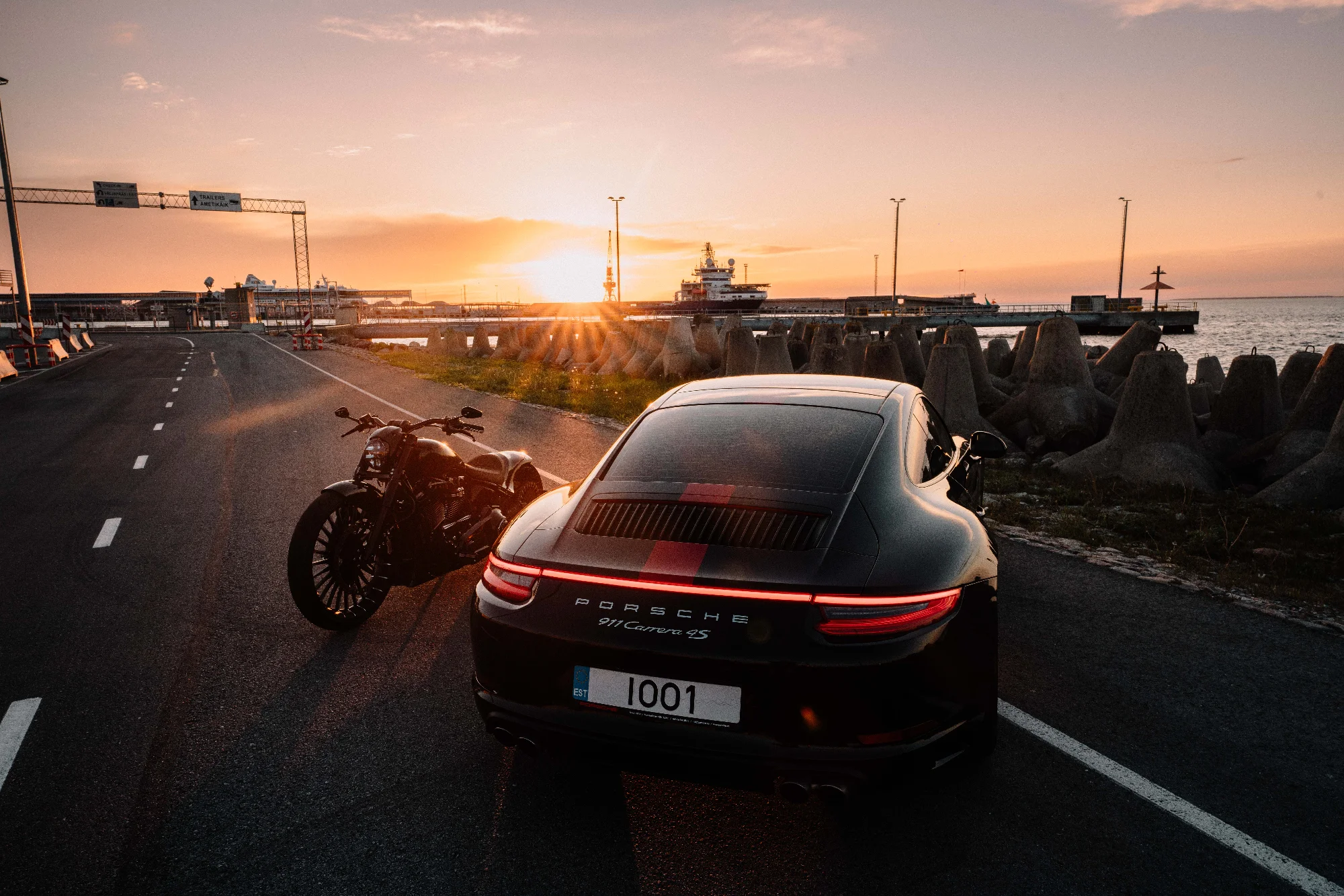 Porsche 911 X HarleyDavidson 1