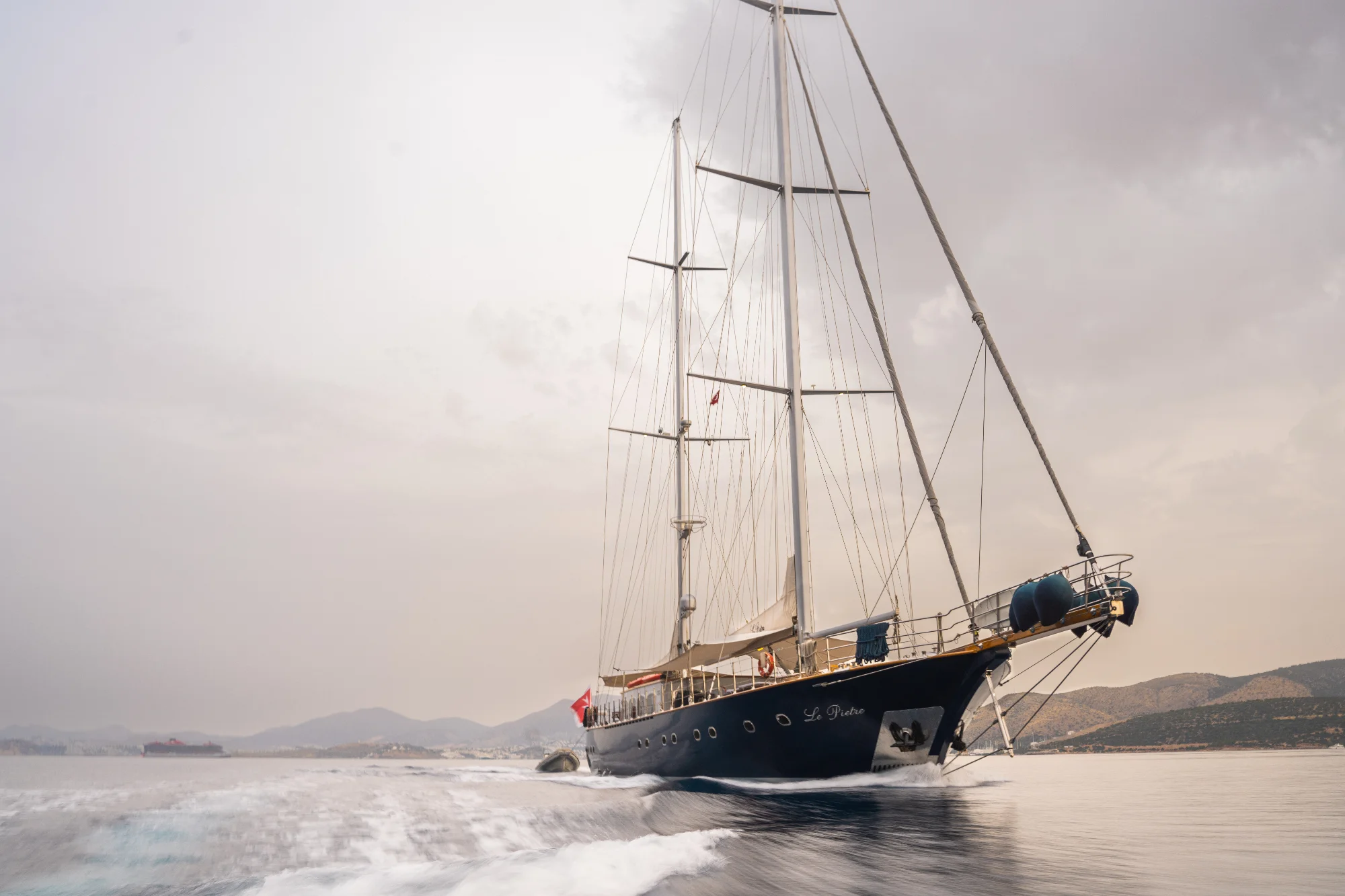 Yacht (Le Pietre) 4