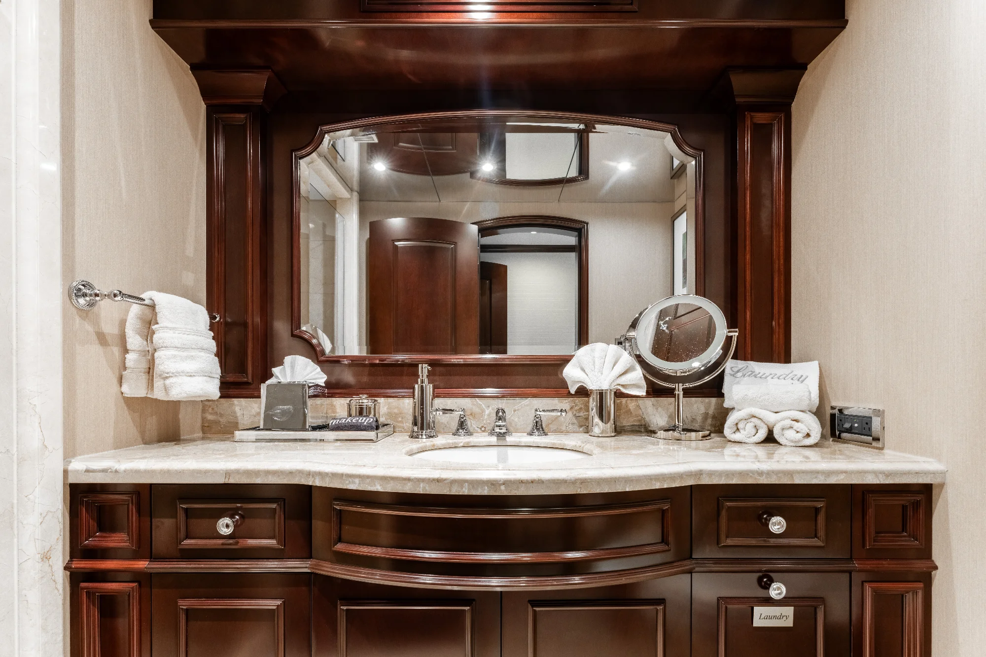 Yacht (Nicole Evelyn) 4
