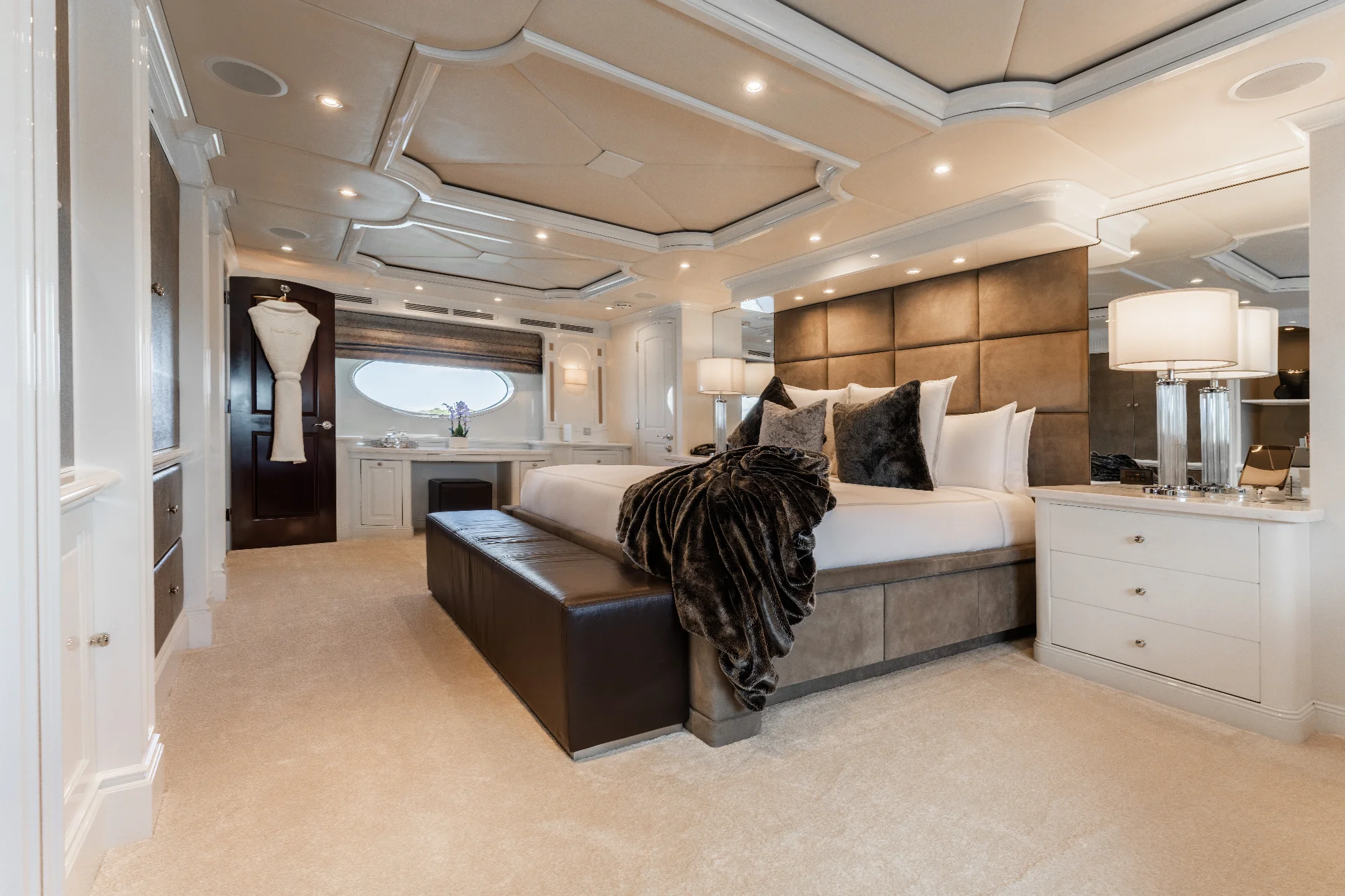 Yacht (Nicole Evelyn) 6